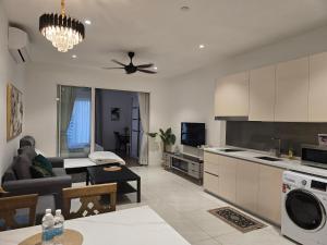 吉隆坡Quill Resort Suites Star House的厨房和带沙发的客厅
