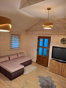 Una televisión o centro de entretenimiento en Moravski konak- Moravian Inn 14 fotos más