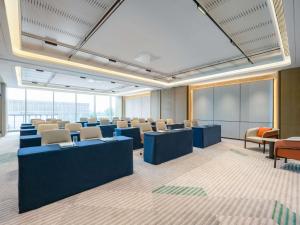 ein Konferenzraum mit blauen Tischen und Stühlen in der Unterkunft Novotel Huzhou South Taihu Lake in Huzhou