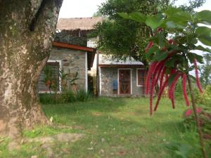 حديقة خارج Dinesh House