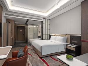 Una cama o camas en una habitación de Mövenpick by Accor Neijiang 45 fotos más