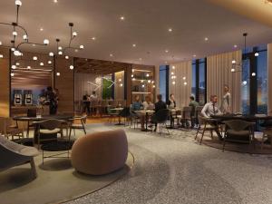 Novotel Tallinn في تالين: ردهة بها طاولات وكراسي وأشخاص يجلسون على الطاولات