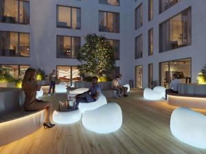 Novotel Tallinn في تالين: تصور لبهو المبنى مع أشخاص يجلسون