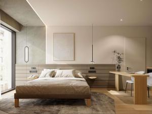 Novotel Tallinn في تالين: غرفة نوم بها سرير وطاولة ومكتب