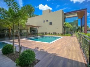 une piscine devant un bâtiment dans l'établissement ibis Styles Bonito, à Bonito