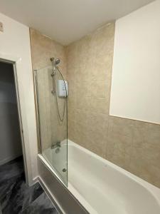 une salle de bain avec douche et baignoire dans l'établissement Modern 2 bedrooms Apartment- Ashton-Under-Lyne- Hosts 5 persons, à Ashton-under-Lyne 8 autres photos