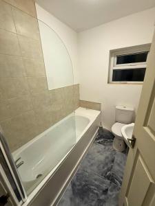 une salle de bain avec baignoire et toilettes dans l'établissement Modern 2 bedrooms Apartment- Ashton-Under-Lyne- Hosts 5 persons, à Ashton-under-Lyne