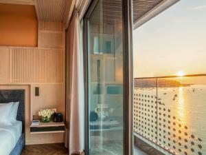 - une chambre avec vue sur l'océan dans l'établissement The Morning Glow - Handwritten Collection, à Nha Trang