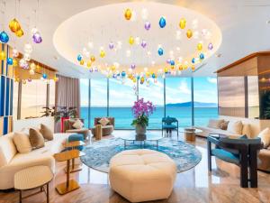 un grand salon avec un grand lustre dans l'établissement The Morning Glow - Handwritten Collection, à Nha Trang