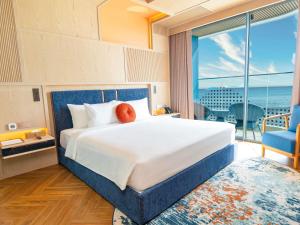 une chambre avec un lit et une grande fenêtre dans l'établissement The Morning Glow - Handwritten Collection, à Nha Trang 62 autres photos