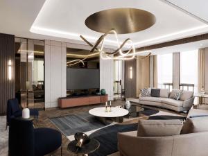 un salon avec un canapé et un lustre dans l'établissement MOVENPICK HOTEL AL ZAYTOON BAGHDAD, à Bagdad