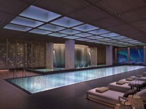 una gran piscina en una habitación de hotel en Fairmont Hanoi, en Hanói