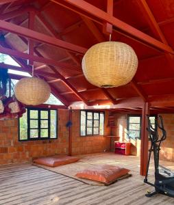 西迪考乌奇Bed0Bled Cabanes & Holiday homes的房间里有两盏灯和一面砖墙。