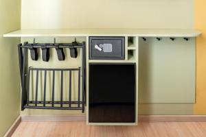 ein Schreibtisch mit einer Mikrowelle und einem Geschirrspüler darunter in der Unterkunft Hotel Infinito - Gruppo BLAM HOTELS in Rom