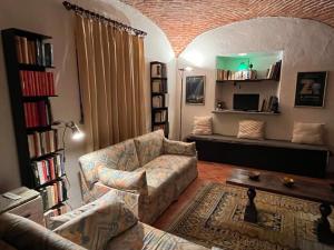 a living room with a couch and a chair at Casa Biloba in Valdengo