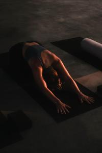 une femme allongée sur le sol dans une posture de yoga dans l'établissement The Well, à Ahangama