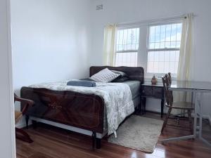 Ένα ή περισσότερα κρεβάτια σε δωμάτιο στο Spacious Luxe Rooms - Prime location in Earlwood & close to shops