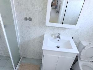 Ένα μπάνιο στο Spacious Luxe Rooms - Prime location in Earlwood & close to shops +16 φωτογραφίες