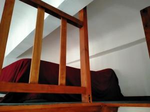 Letto a castello in camera con soffitto di Logement au cœur de lorgues a Lorgues