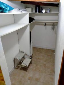 una sedia seduta sotto una scrivania in una stanza di Logement au cœur de lorgues a Lorgues