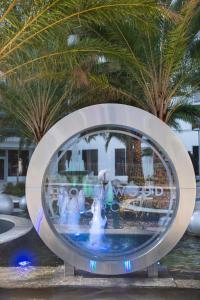 una fuente en un parque con palmeras al fondo en CIRC Hotel By Hosteeva, en Hollywood