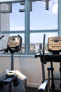 Dos bicicletas estáticas en una habitación con ventana. en CIRC Hotel By Hosteeva, en Hollywood