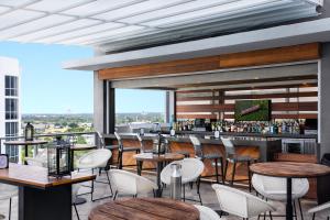 Un restaurante con mesas y sillas y un bar. en CIRC Hotel By Hosteeva, en Hollywood