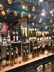 - un bouquet de bouteilles de vin exposées dans un magasin dans l'établissement Entre 2 Rives Strasbourg-Kehl, à Kehl