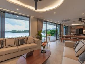 Fotografie z fotogalerie ubytování Lakeside 5-BR New Pool Villa in Gated Community v destinaci Chalong