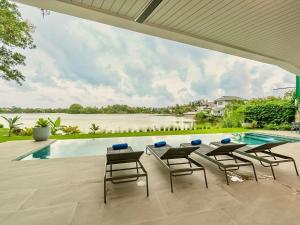 Fotografie z fotogalerie ubytování Lakeside 5-BR New Pool Villa in Gated Community v destinaci Chalong