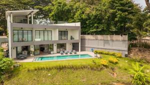 Fotografie z fotogalerie ubytování Lakeside 5-BR New Pool Villa in Gated Community v destinaci Chalong