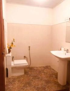 ein Badezimmer mit Toilette und Waschbecken in der Unterkunft Brenley B Bungalow in Talalla