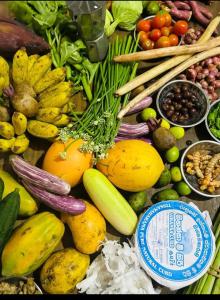 Ein Haufen Obst und Gemüse auf dem Tisch. in der Unterkunft Brenley B Bungalow in Talalla