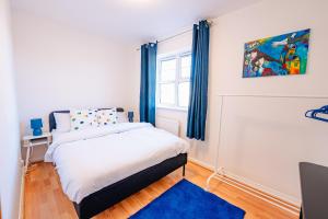 Postel nebo postele na pokoji v ubytování Spacious & High celling 2 Bedroom House