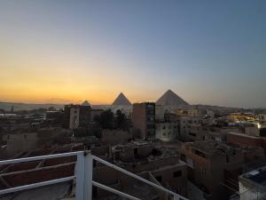 een uitzicht op de piramides vanaf de daken van een stad bij Prince pyramids Historical in Caïro