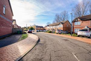 une rue vide dans un quartier résidentiel avec des maisons dans l'établissement Spacious & High celling 2 Bedroom House, à Cardiff