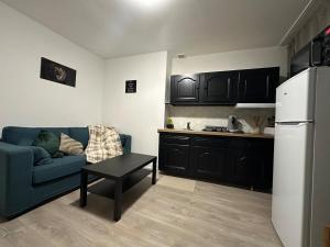 Una sala de estar con un sofá azul y una cocina. en Le Cocon Cathédrale, en Metz