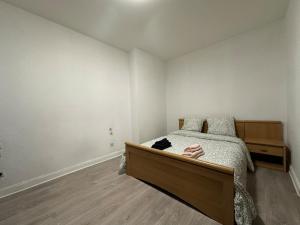 Un dormitorio con una cama con la mano de una persona sobre ella. en Le Cocon Cathédrale, en Metz