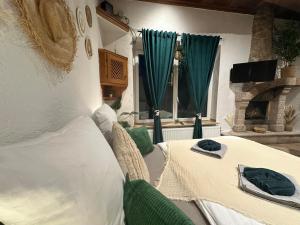 Un dormitorio con una cama con cortinas verdes y una chimenea. en HONOR - Green Oasis, en Linz