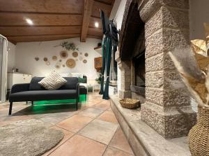 Una sala de estar con un sofá y una chimenea de piedra. en HONOR - Green Oasis, en Linz