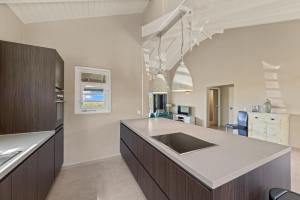 a large kitchen with a sink and a counter at 6 persoons vakantiehuis in Jan Thiel in Willemstad
