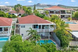 an aerial view of a resort with a swimming pool at 6 persoons vakantiehuis in Jan Thiel in Willemstad