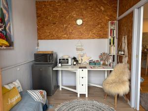 - une cuisine avec un bureau et un four micro-ondes dans l'établissement Kosy Suite, à Saint-Aubin-du-Cormier 16 autres photos