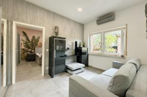 a living room with a couch and a window at Speyer Ferienwohnung Apartment 5 in Speyer