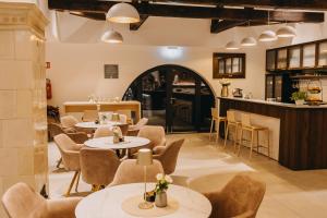 La sala de estar o bar de Wine & boutique hotel Terbotz