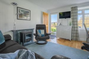 Μια τηλεόραση ή/και κέντρο ψυχαγωγίας στο 11 Priory Cottages, cottage with lake access on Windermere