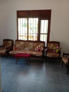 un salon avec des canapés et une table basse dans l'établissement Happy villa, à Weligama 8 autres photos