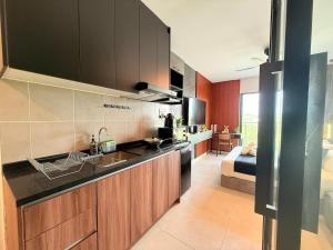 Η κουζίνα ή μικρή κουζίνα στο 7-10mins subang airport dk impian 2 Room 2-4pax