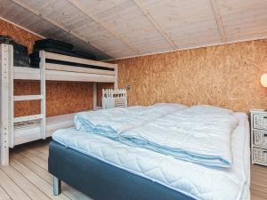 ein Schlafzimmer mit einem Bett und Etagenbetten darin in der Unterkunft 8 person holiday home in Ebeltoft-By Traum in Ebeltoft + 23 Fotos