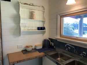 un comptoir de cuisine avec un évier et une fenêtre dans l'établissement Hanging Rock Farm Stay, à Newham